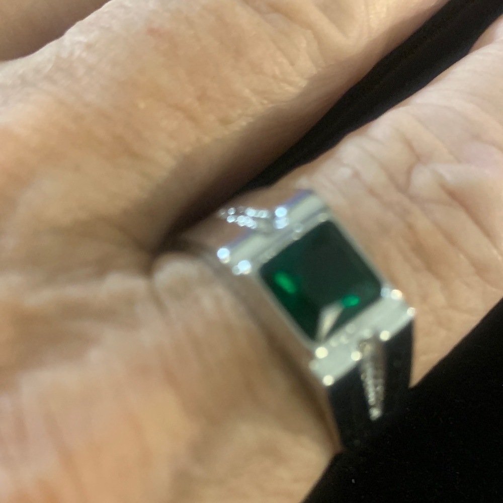 Silver ring with green gemstone. Size 13 - Picture 1 of 3
